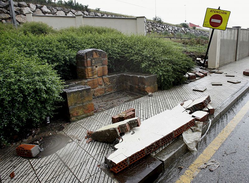 Derrumbe de un muro en la calle ovetense de Favila, junto a la vía de FEVE.