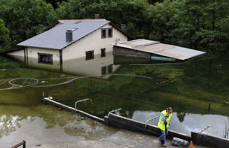 Las fuertes lluvias caídas en los últimos días han provocado inundaciones que han afectado a varias viviendas del pueblo de El Bao, en Asturias.