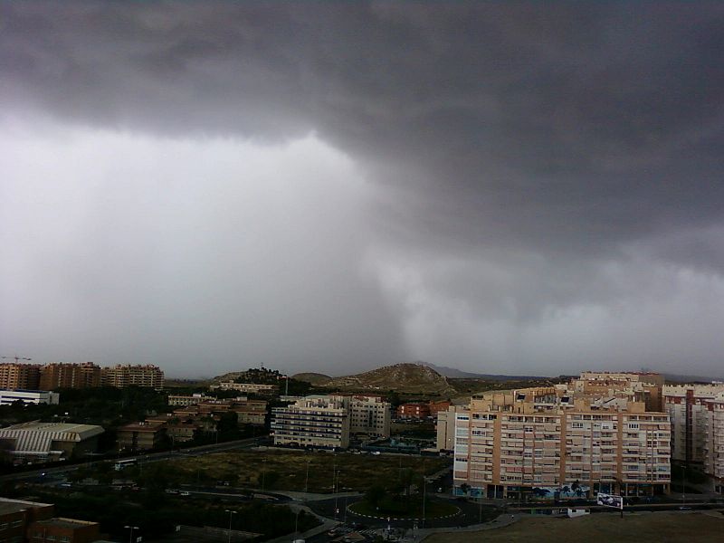 El Ayuntamiento de Denia ha suspendido este martes las clases en todos los centros educativos por las inundaciones provocadas por las lluvias. En la imagen, llueve con fuerza en la ciudad de Alicante.