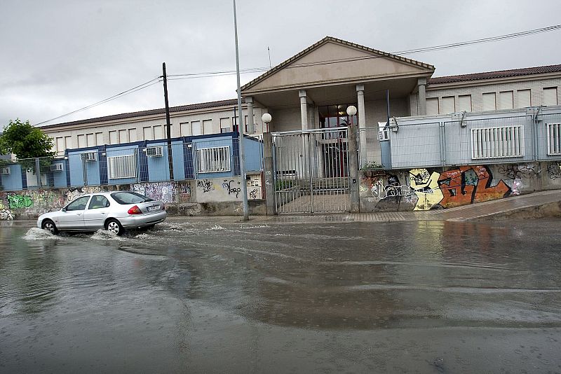 El instituto María Ibars de Denia permanece con las puertas cerradas a causa de las fuertes lluvias que han caído durante las últimas horas sobre el municipio.