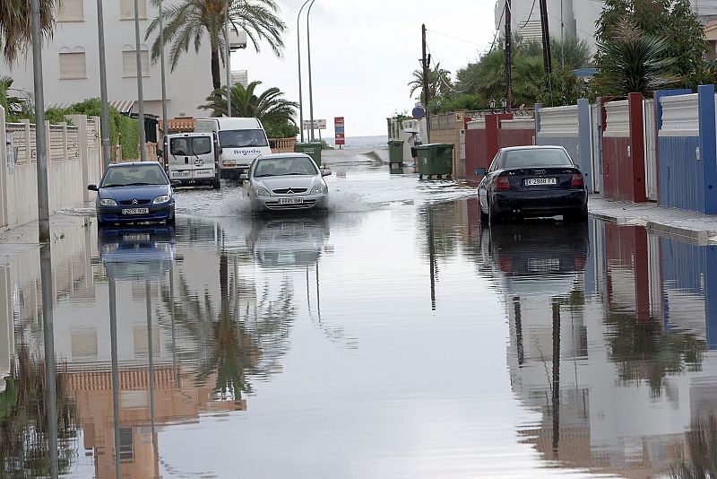 El acceso a la playa, inundado junto a la carretera de Les Marines, a causa de las fuertes lluvias.