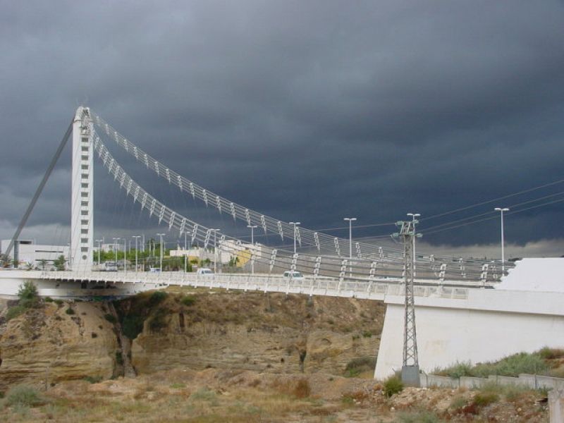 Las nubes amenazan con descargar una fuerte tormenta en Elche, Alicante.