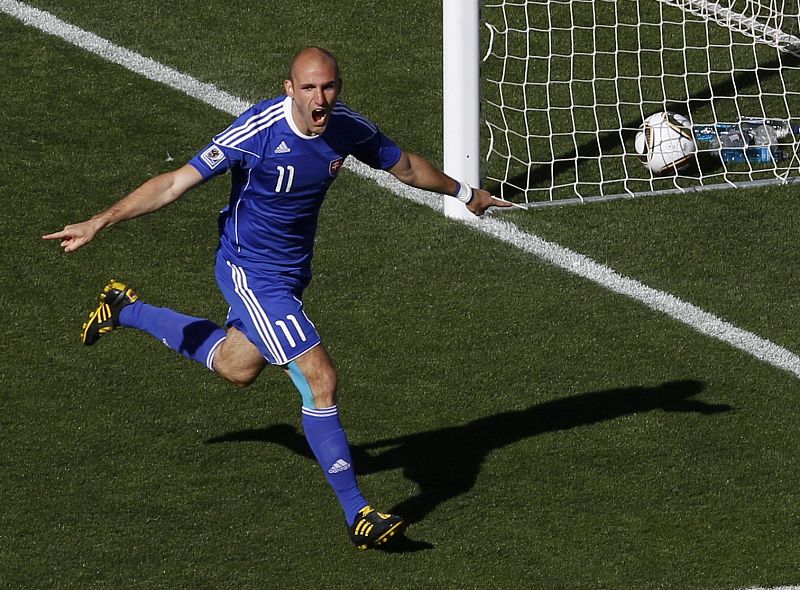 Robert Vittek celebra el primer gol del partido, para Eslovaquia.