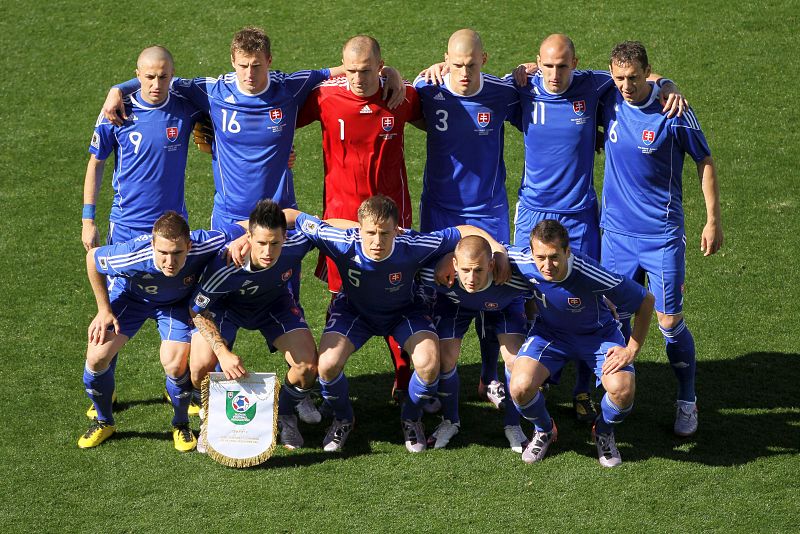La selección de Eslovaquia posa antes del inicio.