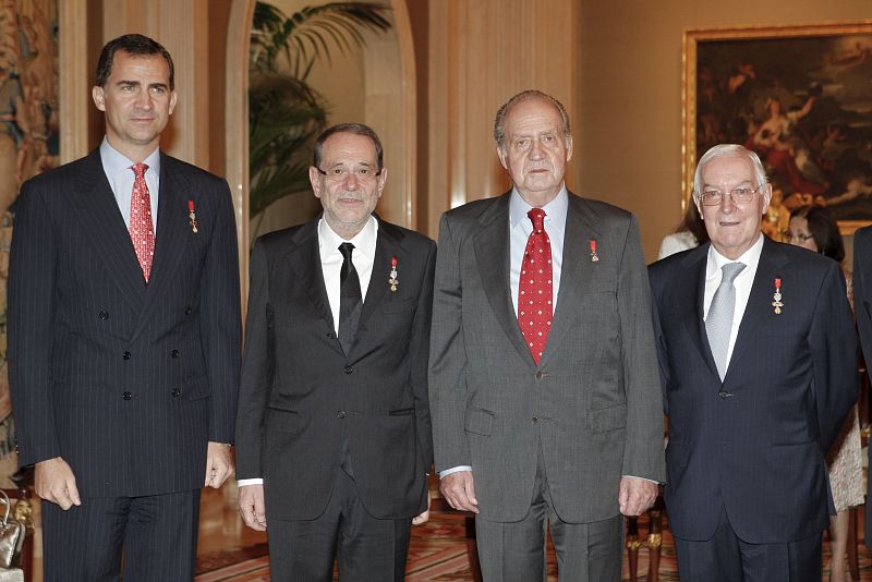 El Rey y el Príncipe posan con Víctor García de la Concha y Javier Solana