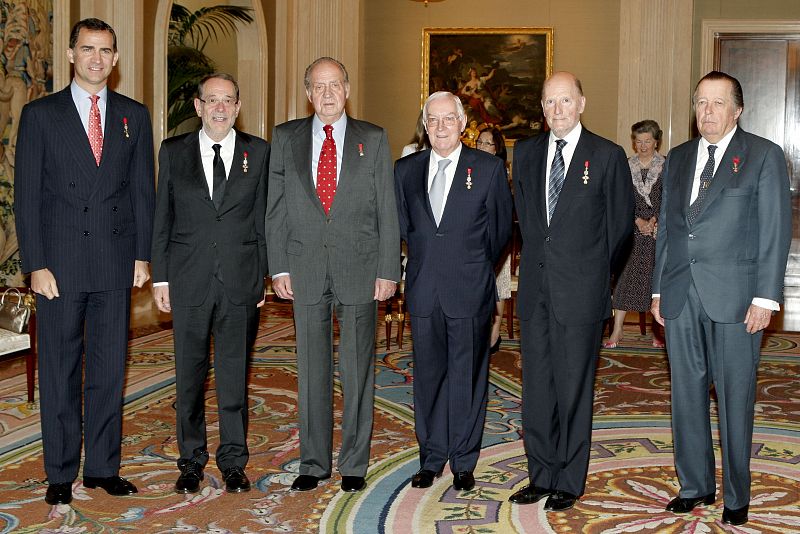 El Rey y el Príncipe posan con Víctor García de la Concha, Javier Solana, Simeón de Bulgaria y el infante Carlos