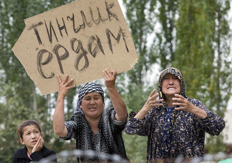 Varias mujeres uzbekas piden poder traspasar la frontera y llegar a Uzbekistán