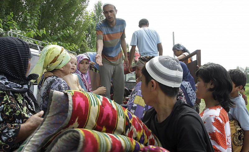 Refugiados uzbekos llegan a la frontera con Uzbekistán, cerca de la localidad de Suzak, en la región Jelal- Abad en Kirguizistán, huyendo de los violentos choques étnicos