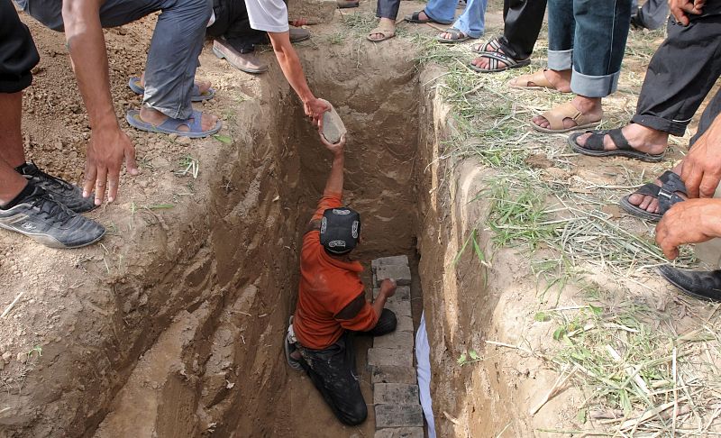 Un uzbeko cava fosas para enterrar a las víctimas de los violentos choques étnicos