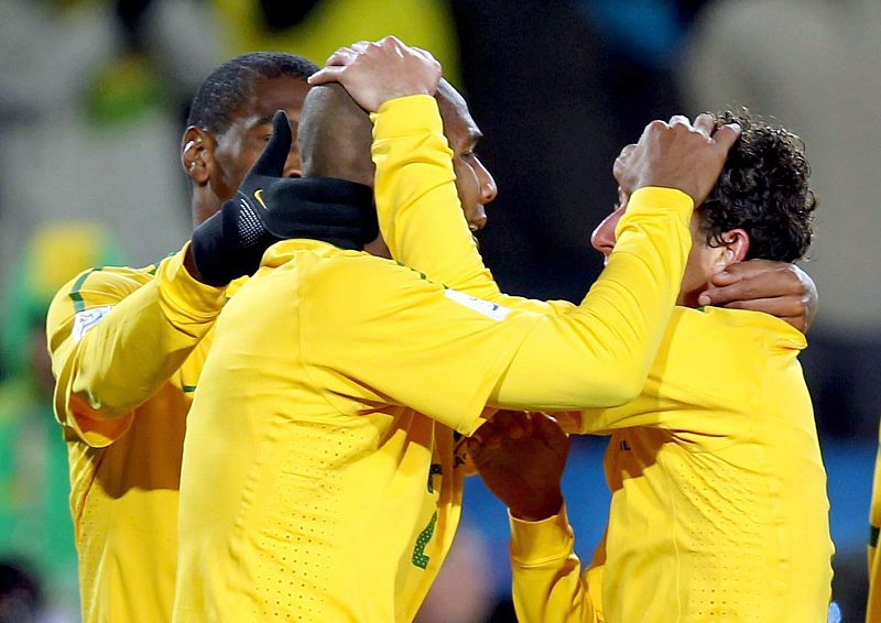 Maicon es felicitado por Juan, y Elano, tras marcar el primer gol de su equipo.
