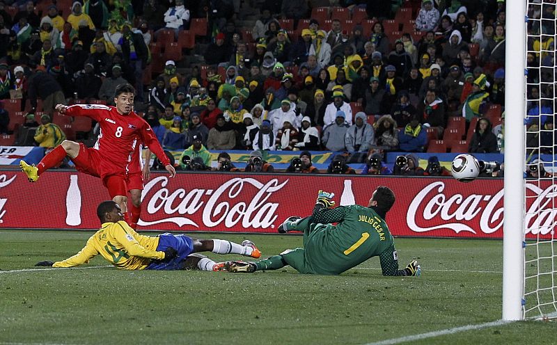 El jugador norcoreano Ji Yun-nam bate al portero brasileño Julio Cesar.