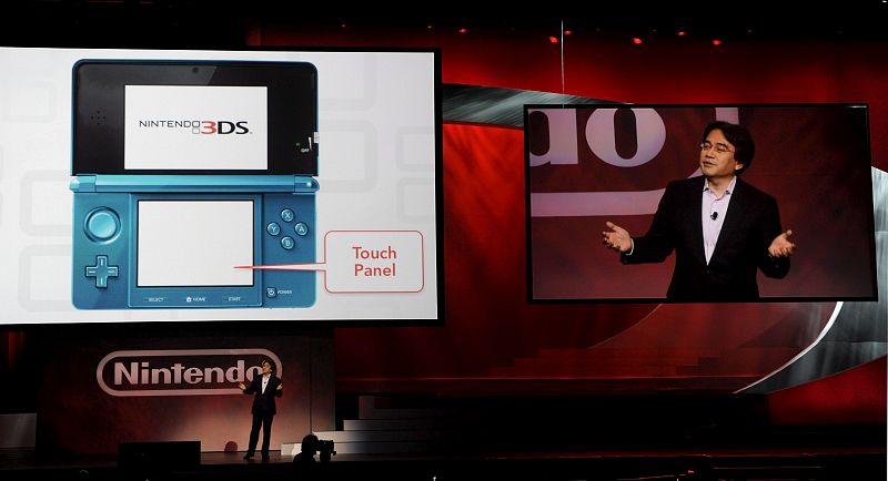 El presidente de Nintendo, Satoru Iwata, muestra su anticipada Nintendo 3DS