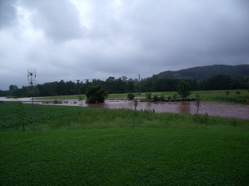 Las intensas lluvias caídas en las últimas horas también han afectado a algunas zonas del interior de Cantabria.