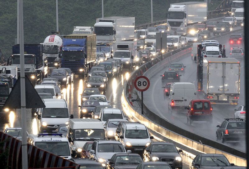 Numerosos vehículos permanecen retenidos en la A-8 a su paso por Bilbao a causa de las balsas de agua sobre la calzada provocadas por las fuertes lluvias que han caído durante las últimas horas.