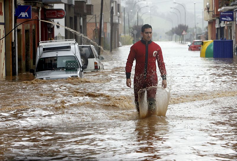 Las intensas lluvias que siguen cayendo sobre Asturias han obligado a evacuar a 77 personas en varios concejos, sobre todo en la zona Oriente de esta comunidad autónoma.
