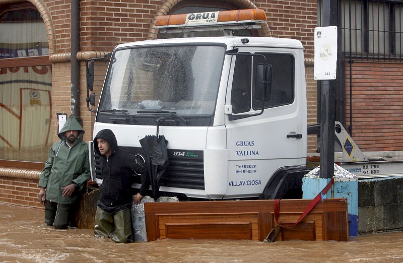 Imagen de las inundaciones producidas en Villaviciosa, uno de los municipios más afectados, en la comarca central de Asturias. Siete personas han tenido que ser desalojadas de sus viviendas en esta localidad.