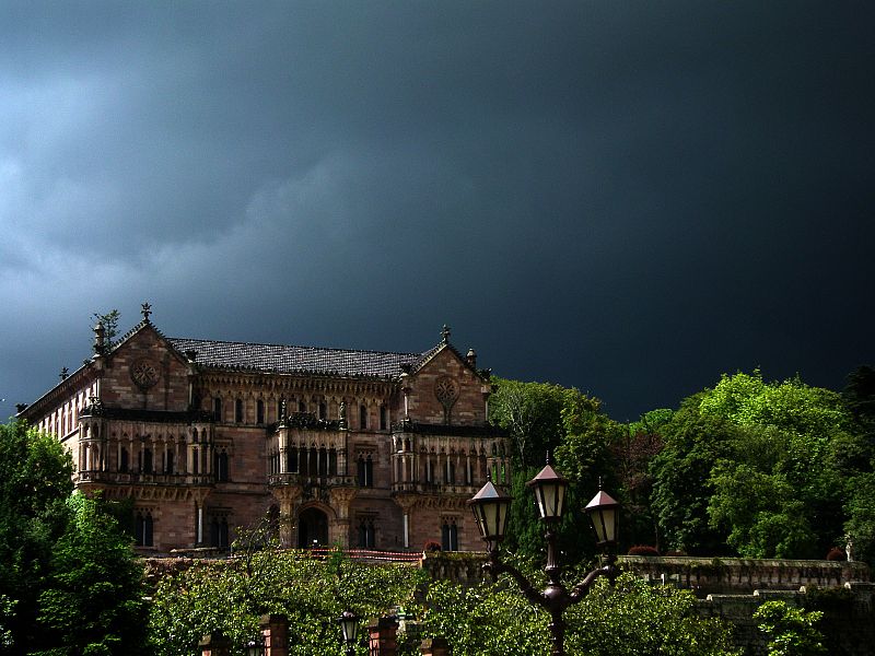 Un cielo cubierto de nubes amenaza con descargar fuertes lluvias en Comillas, Cantabria.