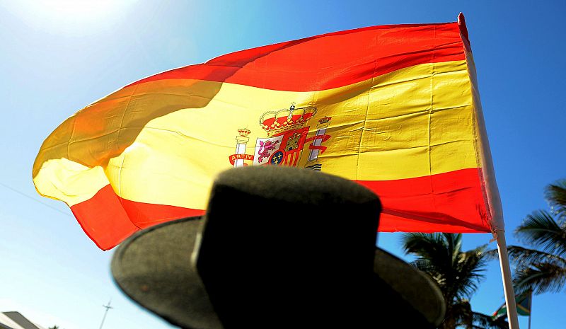 Una bandera española ondea en las inmedicaciones del estadio Moses Mabhida, de Durban, donde la selección española debuta en el Mundial de Sudáfrica ante el combinado suizo.