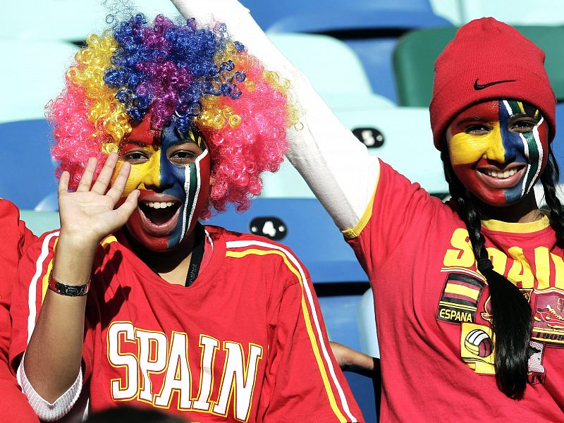 Dos jóvenes, esperan ansiosas el comienzo del partido España-Suiza.