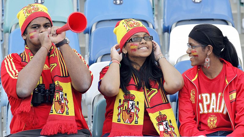 Varios seguidores españoles con las típicas vuvuzelas de este Mundial, animan a la roja desde las gradas del estadio de Durban antes del inicio del partido ante Suiza.