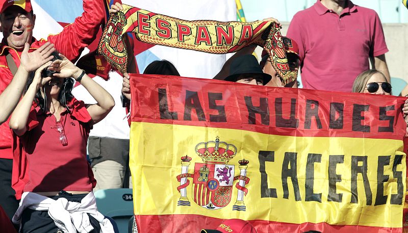 Aficionados españoles, llegados desde Cáceres, animan a la roja desde las gradas del estadio de Durban.