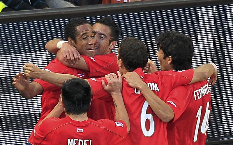 Los jugadores chilenos celebran el gol de Juan Beausejour.