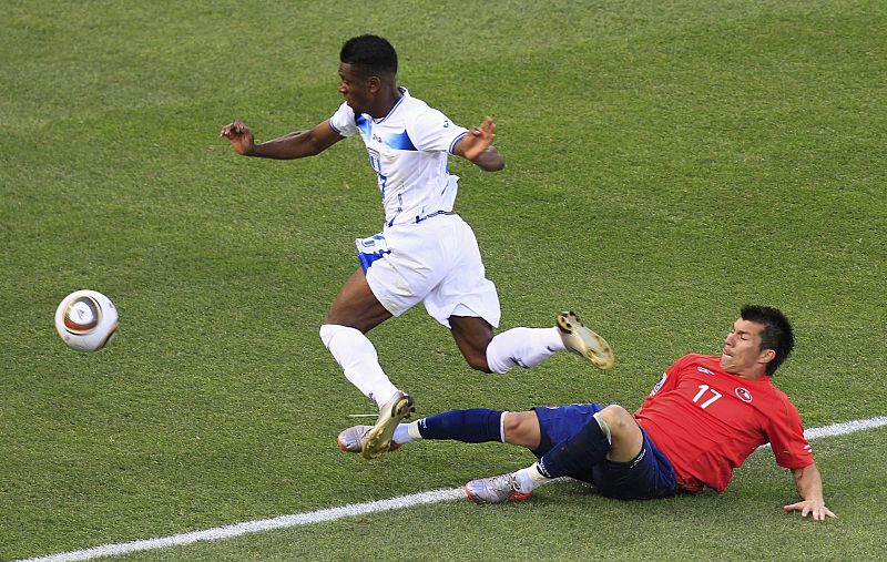 La selección hondureña reclamó un posible penalti de Gary Medel a Edgard Alvarez en la segunda parte.