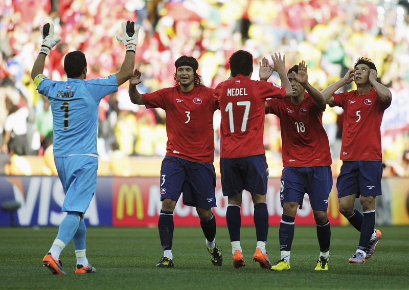 El portero de la Real Sociedad y capitán de Chile, Claudio Bravo, celebra con sus compañeros el triunfo.