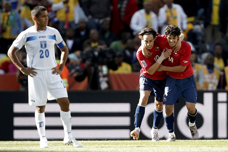 Valdivia y Fernández celebran que su equipo se puso por delante en el marcador.