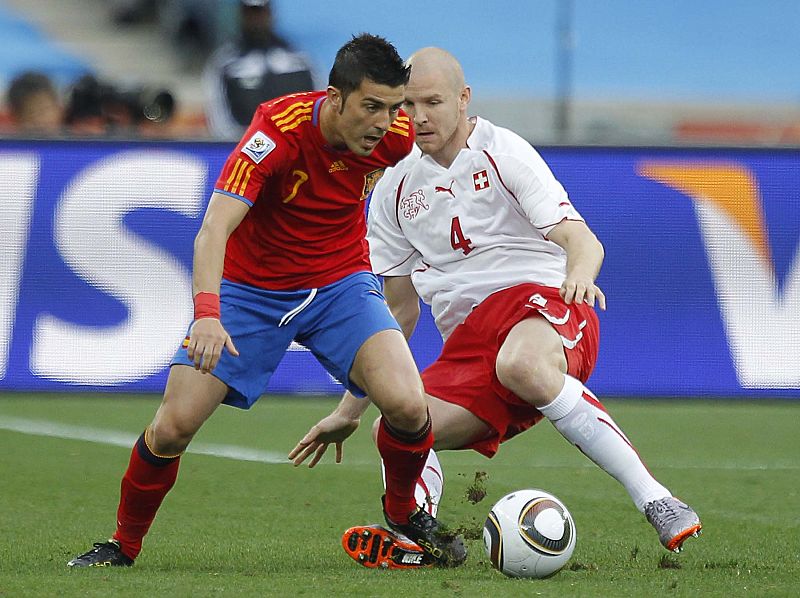 El delantero español, David Villa, se va del jugador suizo Senderos, durante el partido España-Suiza.s Mabhida stadium in Durban