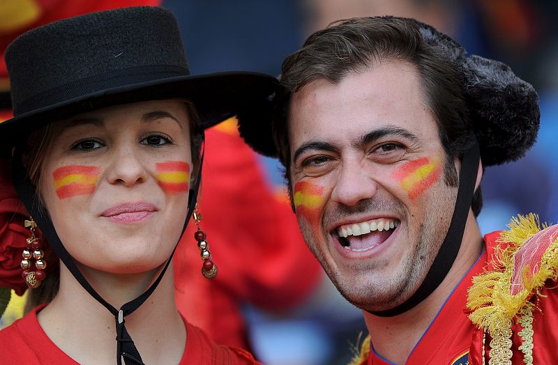 Dos seguidores españoles animan a la roja con una vestimenta "tipical spanish".