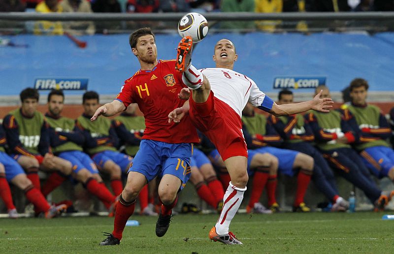 Xabi Alonso disputa un balón con el suizo Inler, en el partido debut de España en este Mundial de Sudáfrica.