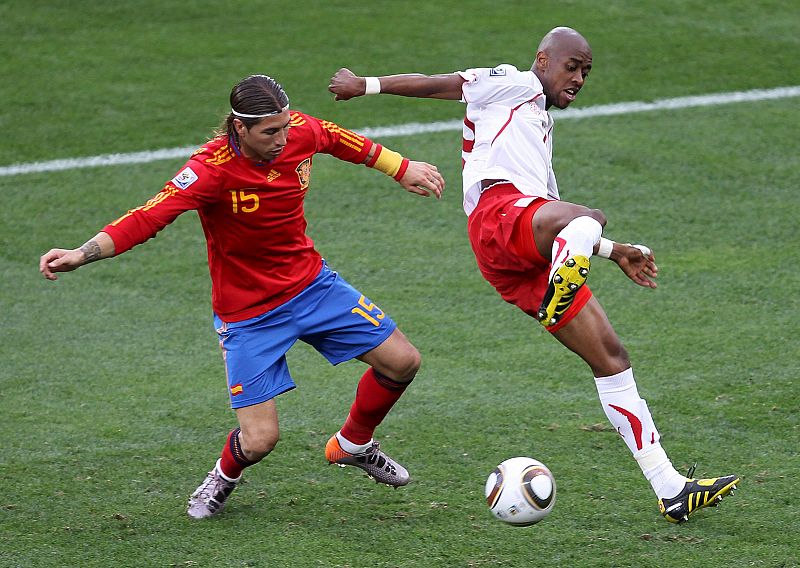 El defensa de la selección española Sergio Ramos lucha por el balón con el jugador suizo Gelson Fernandes.
