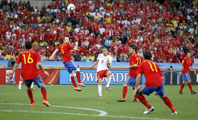 Aunque la selección ha tenido más dominio del balón, los suizos se han adelantado en el marcador gracias al gol de Fernandes