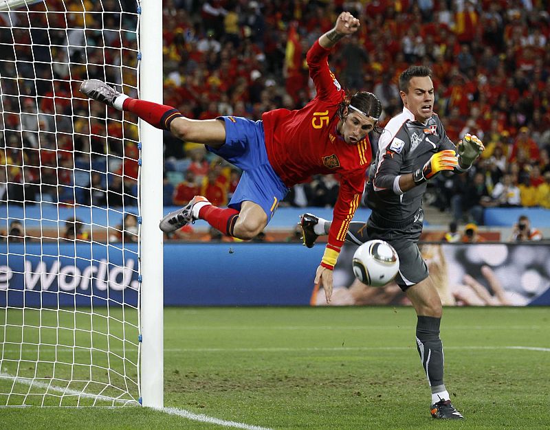 Sergio Ramos trata de evitar que el balón se marche por la línea de fondo ante la mirada del portero suizo Benaglio.