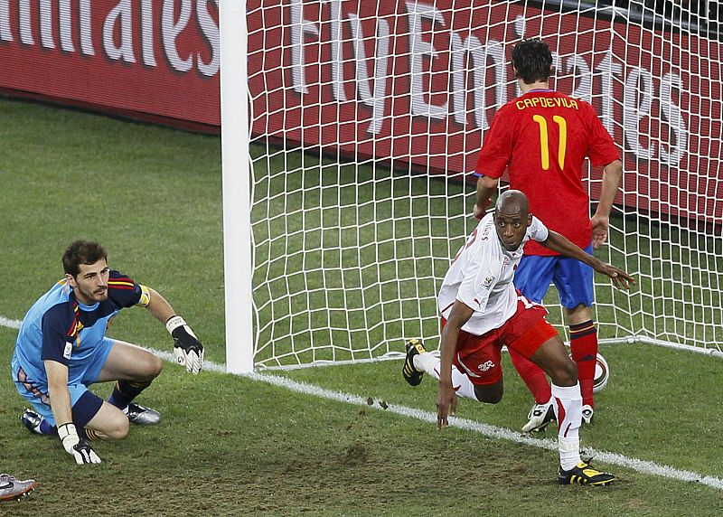 Momento en el que Jabulani traspasa la línea de gol y se convierte en el primer tanto para Suiza en este Mundial.