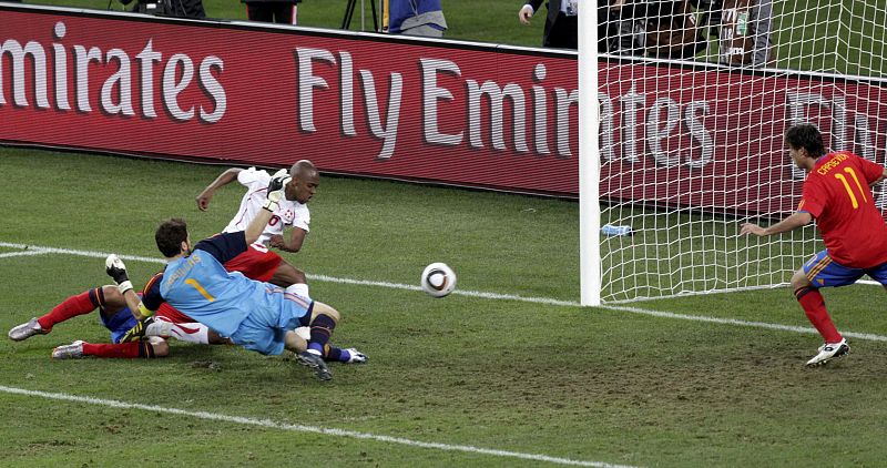 Otro momento del lío que se ha producido en el área española antes de que Suiza marcara su gol ante España.