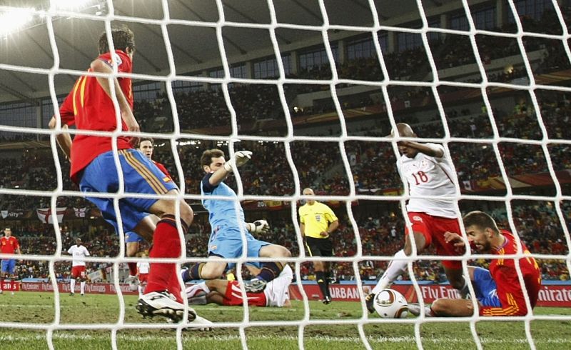 Iker Casillas trata de evitar, sin éxito, que el balón Jabulani acabe en el fondo de la malla y se convierta en el primer gol de Suiza.