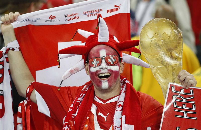 Un aficionado suizo levanta una réplica de la Copa del Mundo, para celebrar que su selección ha ganado a España, máxima favorita del grupo H.