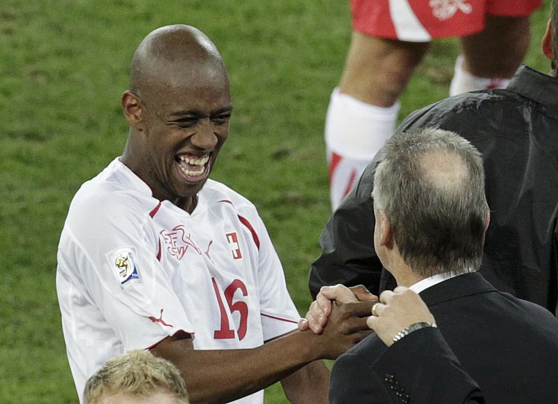 El goleador Fernandes recibe las felicitaciones del cuerpo técnico de Suiza.