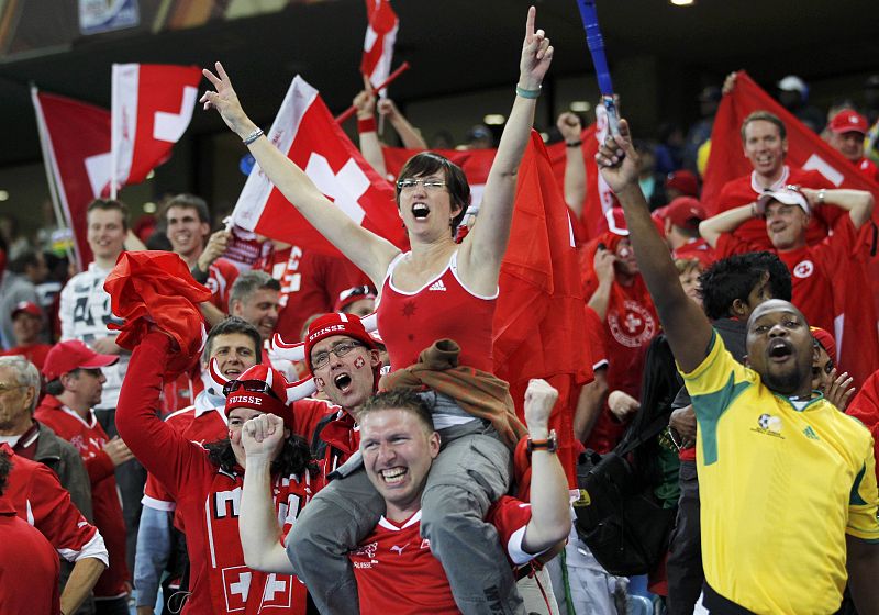 La afición de Suiza, presente en el estadio de Durban, celebra entusiasmada la victoria que su combinado ha conseguido al derrotar a España por 1-0.