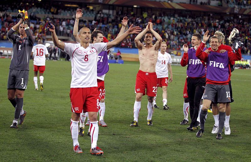 Los jugadores suizos aplauden a los aficionados de su país que se han desplazado hasta el estadio de Durban.