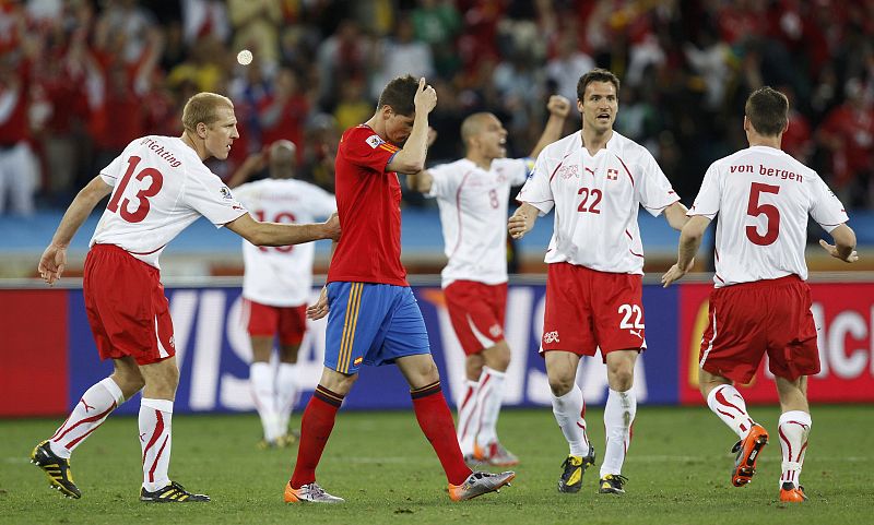 Torres deja el terreno de juego, cabizbajo, después de que España haya caído derrotada ante Suiza en el primer partido de la "roja" en Sudáfrica.