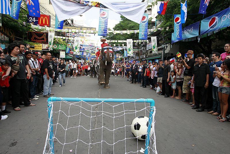 Cientos de turistas y thailandeses disfrutan de elefantes jugando al fútbol, en un acto para promover el Mundial de Sudáfrica.