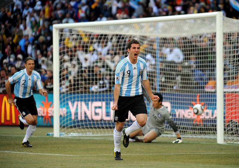 El jugador madridista Gonzalo Higuain celebra el primero, de sus tres goles ante Corea del Sur.