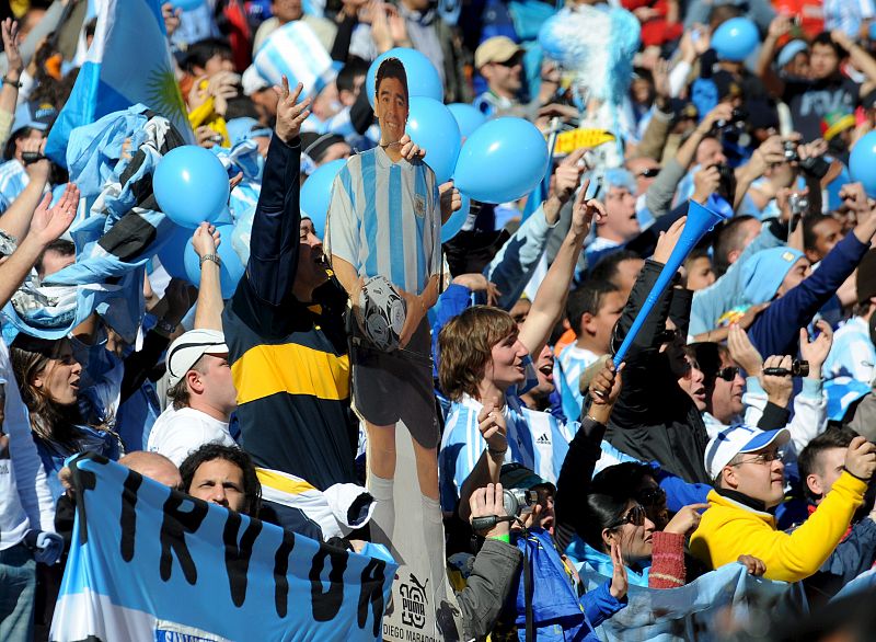 Las 'barras' de Argentina siguen recordando a Maradona, ahora en el banquillo.