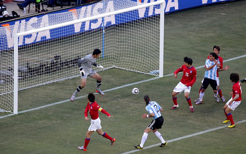 Momento en que Chu-Young despeja el balón hacia su propia portería, el primer gol de Argentina.