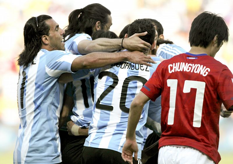 Los jugadores argentinos se abrazan tras el gol en propia puerta del coreano Park Chu-Young, que ha supuesto el primero gol para la albiceleste.