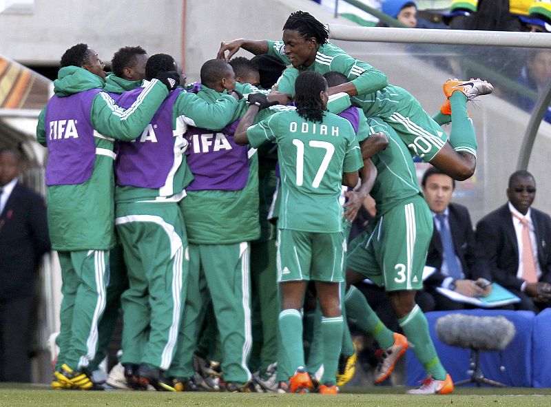 Los futbolistas nigerianos celebran el gol de Uche que les ponía por delante en el encuentro.