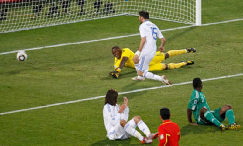 El jugador griego Torosidis anota el definitivo 2-1 tras un fallo del portero nigeriano Enyeama.